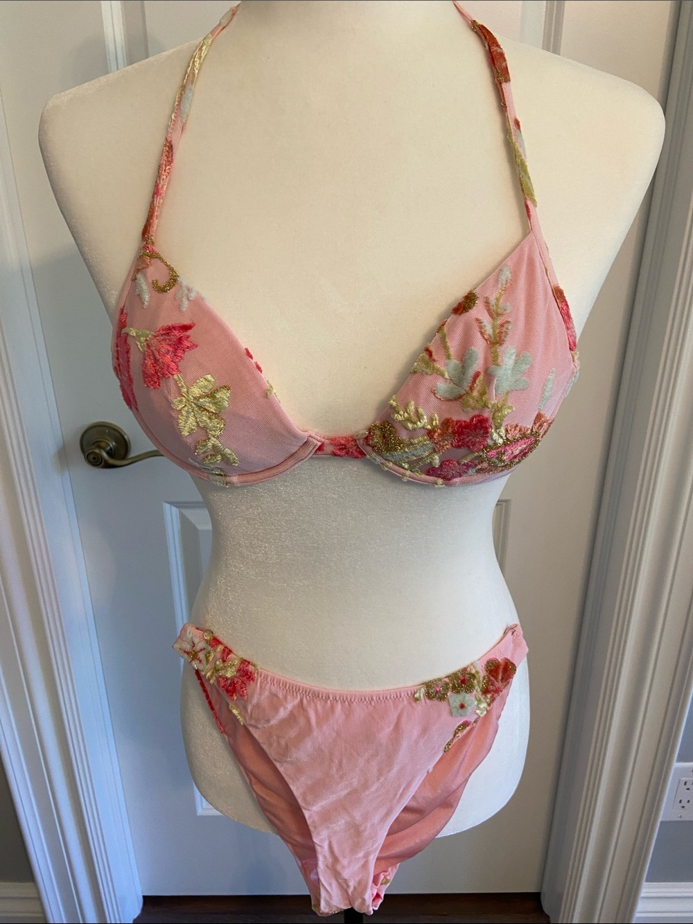 Miss Naory Italian Design Pink Embroidered Floral Bikini Setsize 4 US or 2 EU.